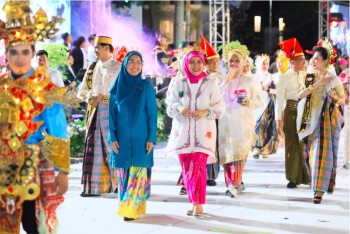 Aliyah Dan Melinda Bawa Pesona Budaya Makassar Ke Panggung APEKSI